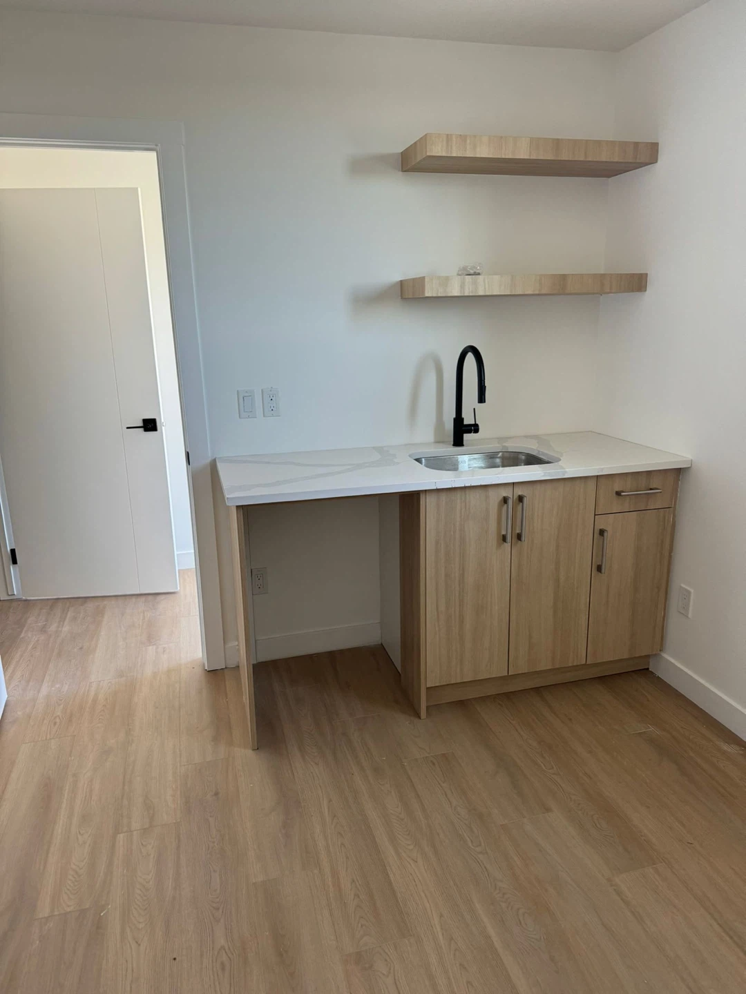 Looking for professional female  to rent out the room - photo 3