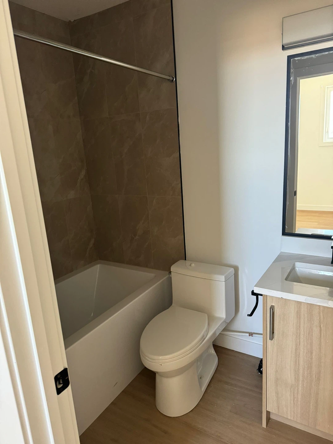 Looking for professional female  to rent out the room - photo 4