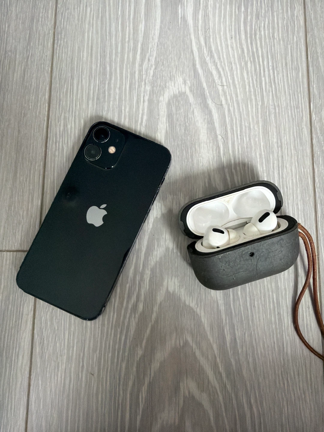 Apple iPhone 12 with AirPods Pro - photo 2