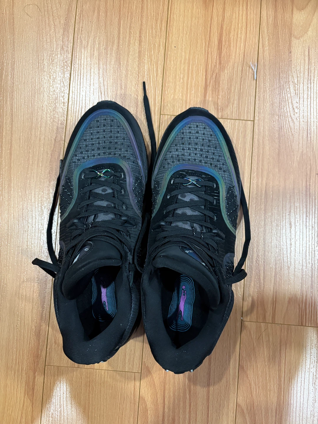 Basketball shoes