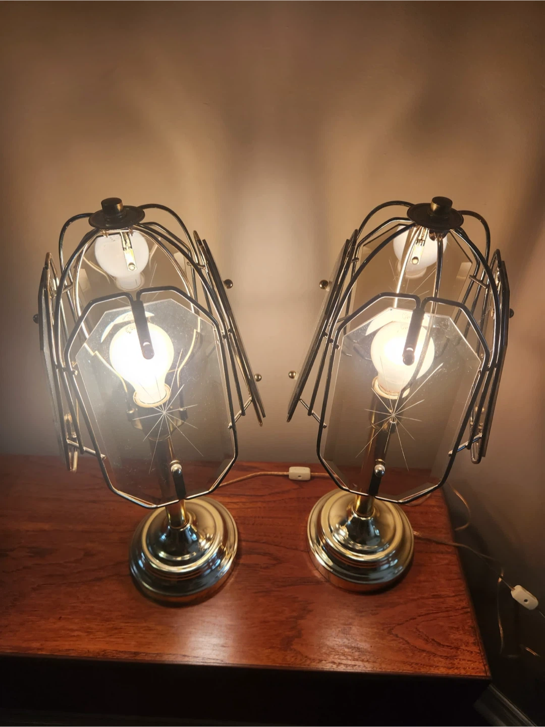 PAIR OF VINTAGE BRASS & SMOKED-GLASS TABLE LAMPS - photo 2