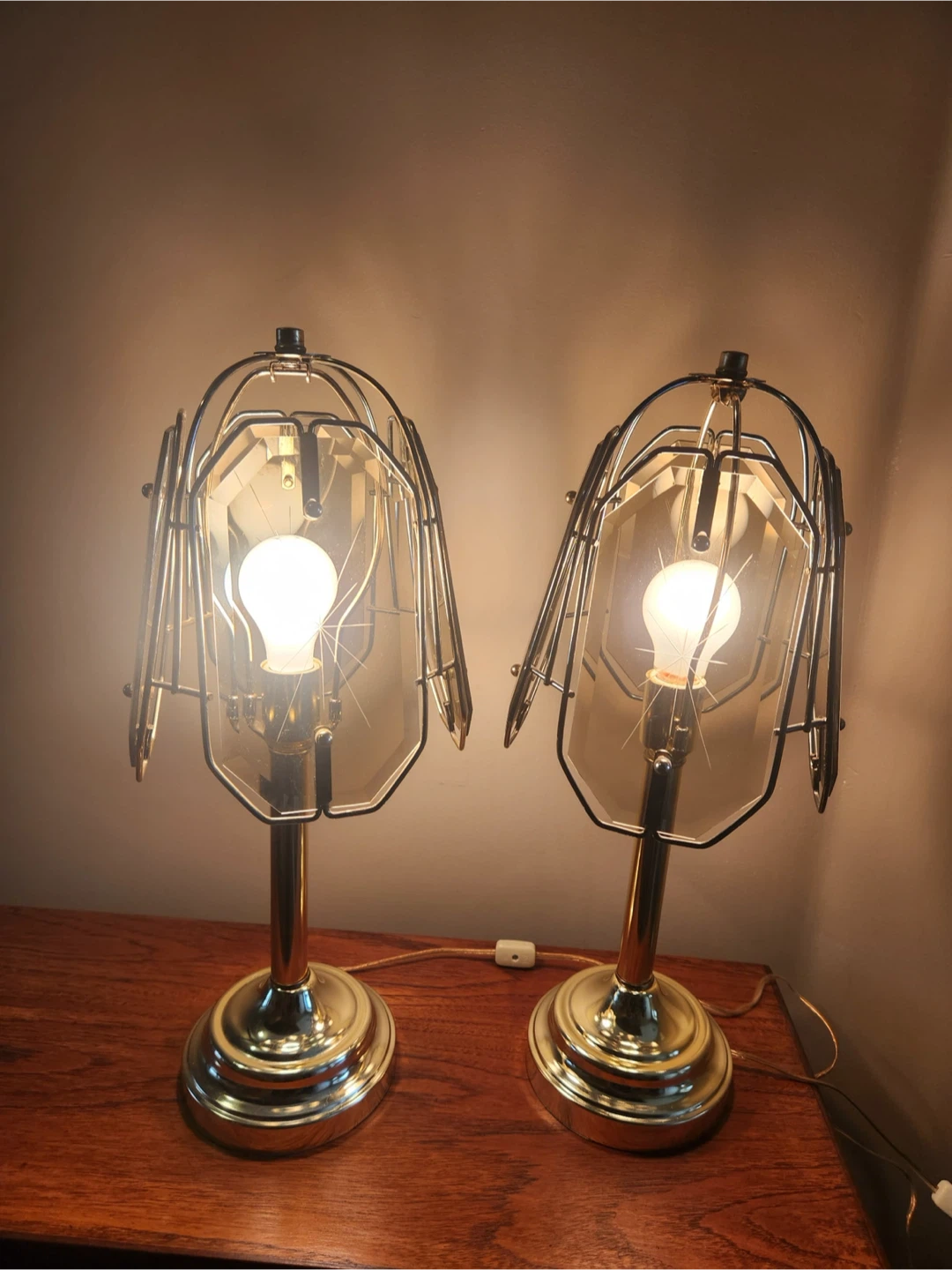 PAIR OF VINTAGE BRASS & SMOKED-GLASS TABLE LAMPS - photo 3