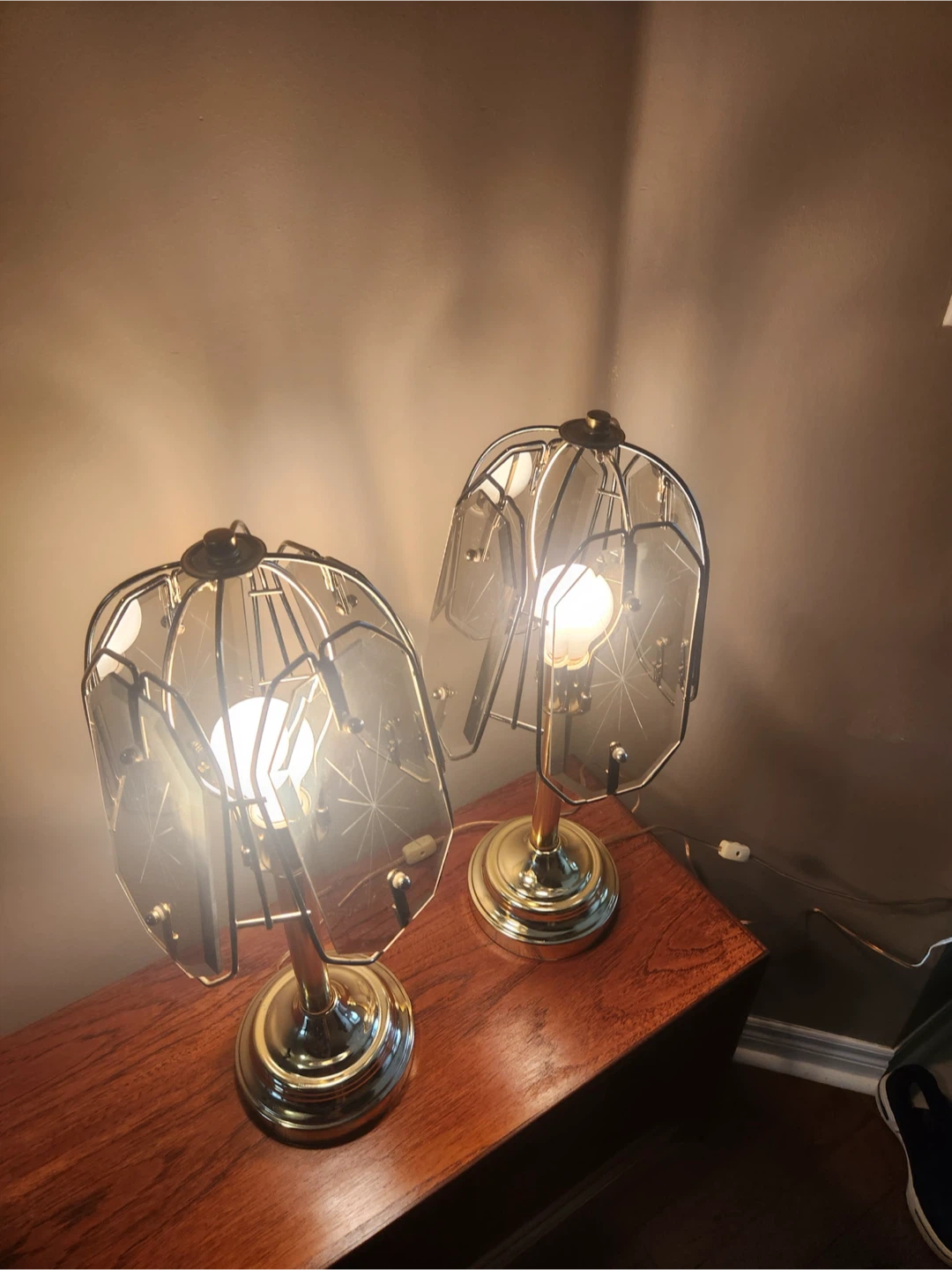 PAIR OF VINTAGE BRASS & SMOKED-GLASS TABLE LAMPS - photo 4