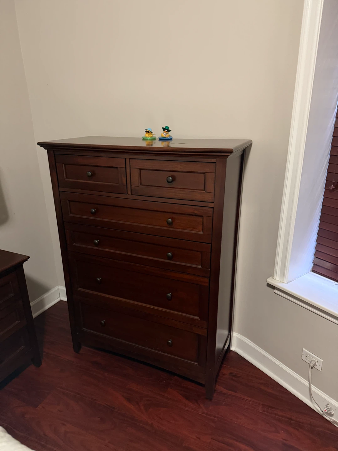 Bedroom set and sofa with lamps and a chest - photo 2