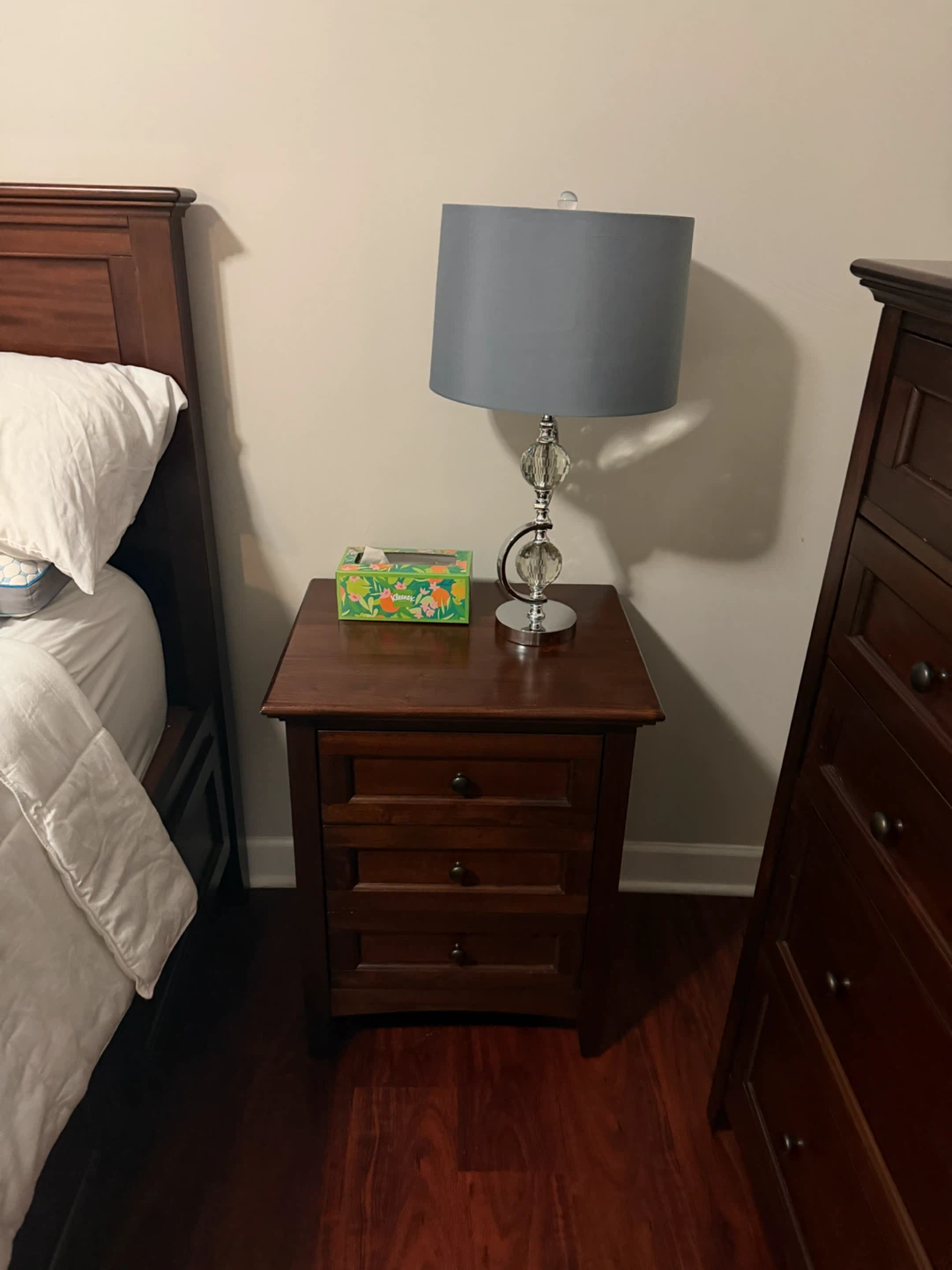 Bedroom set and sofa with lamps and a chest - photo 3
