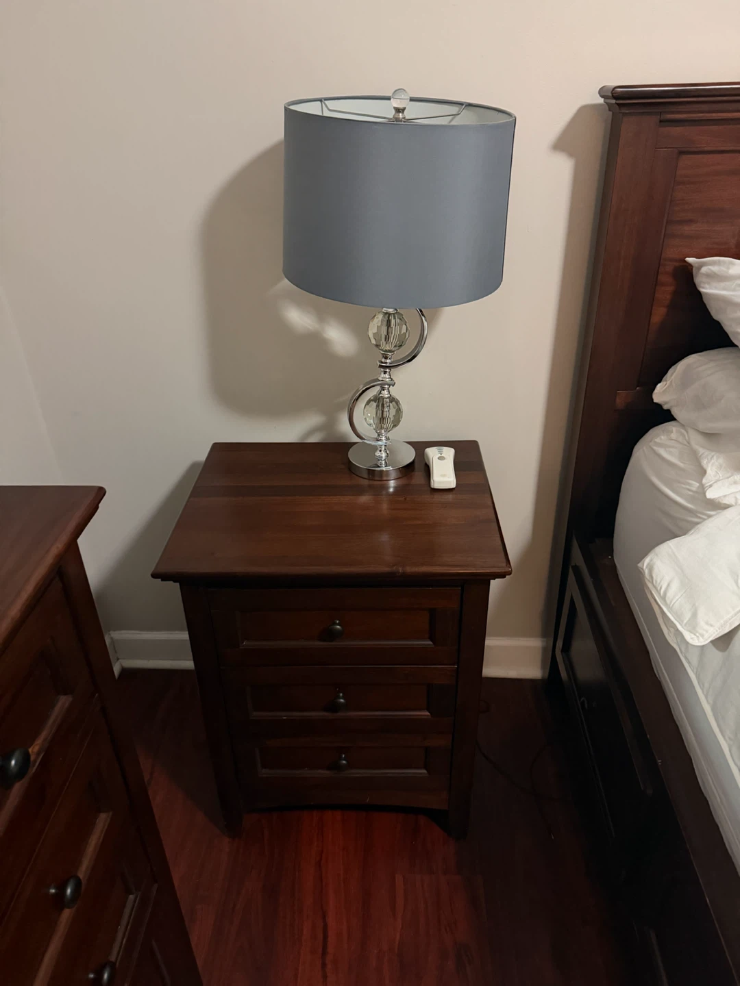 Bedroom set and sofa with lamps and a chest - photo 4