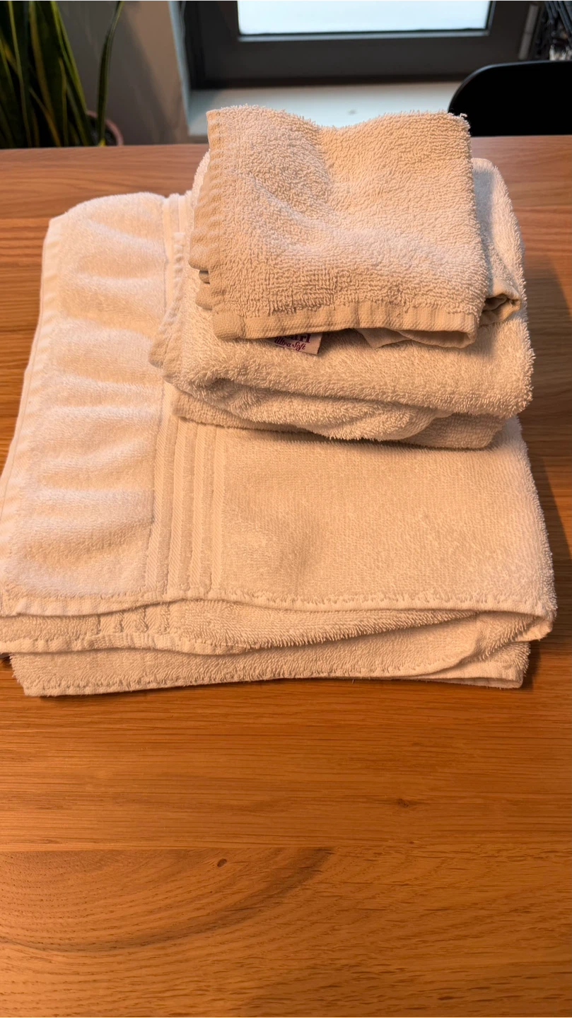 White Towel Set - photo 2