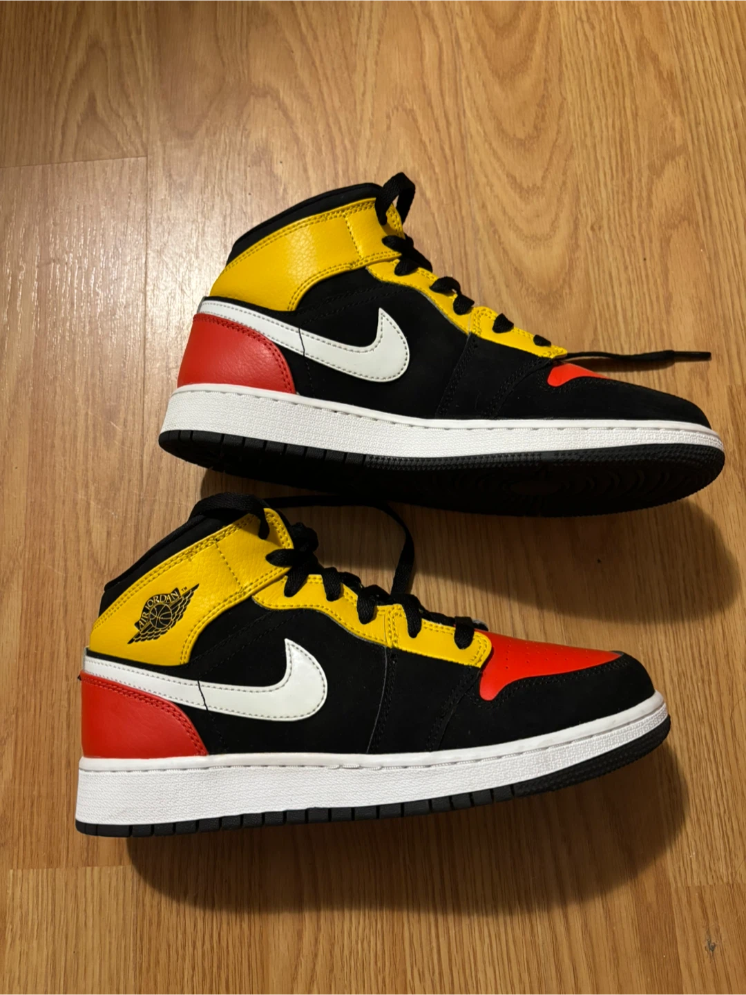 Air Jordan 1 Mid SE Youth Shoes