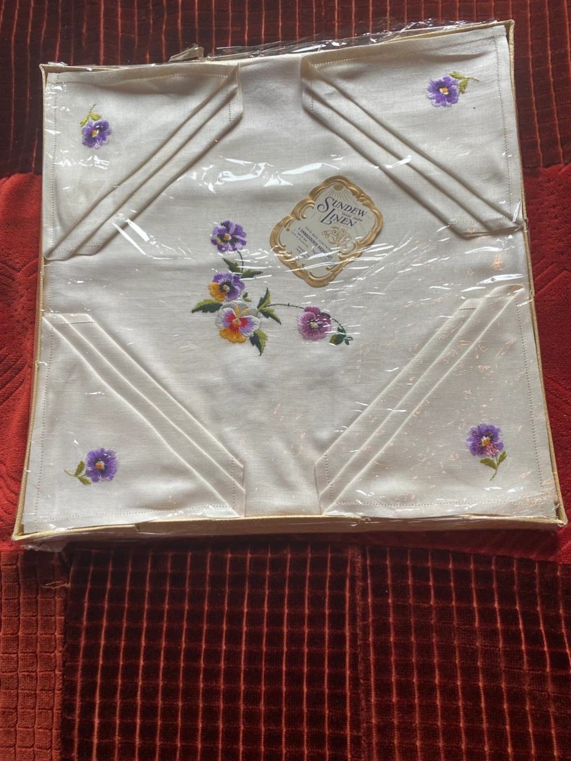 SUNDEW LINEN Embroidered Bridge Set - 1 Cloth & 4 Napkins - photo 3