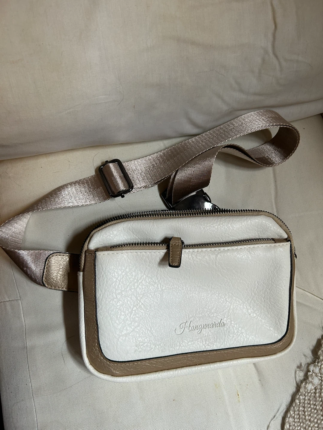 Hongmanda White and Tan Crossbody Bag