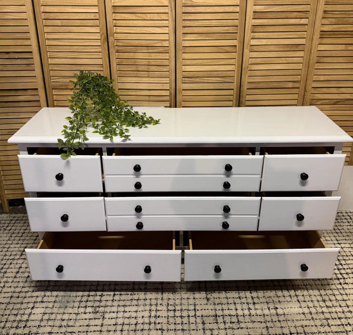 White Refinished 8-Drawer Dresser - photo 4