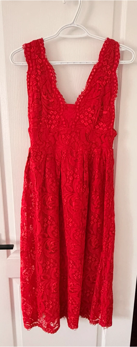 Women’s M- Lulus Red Lace V-Neck Dress