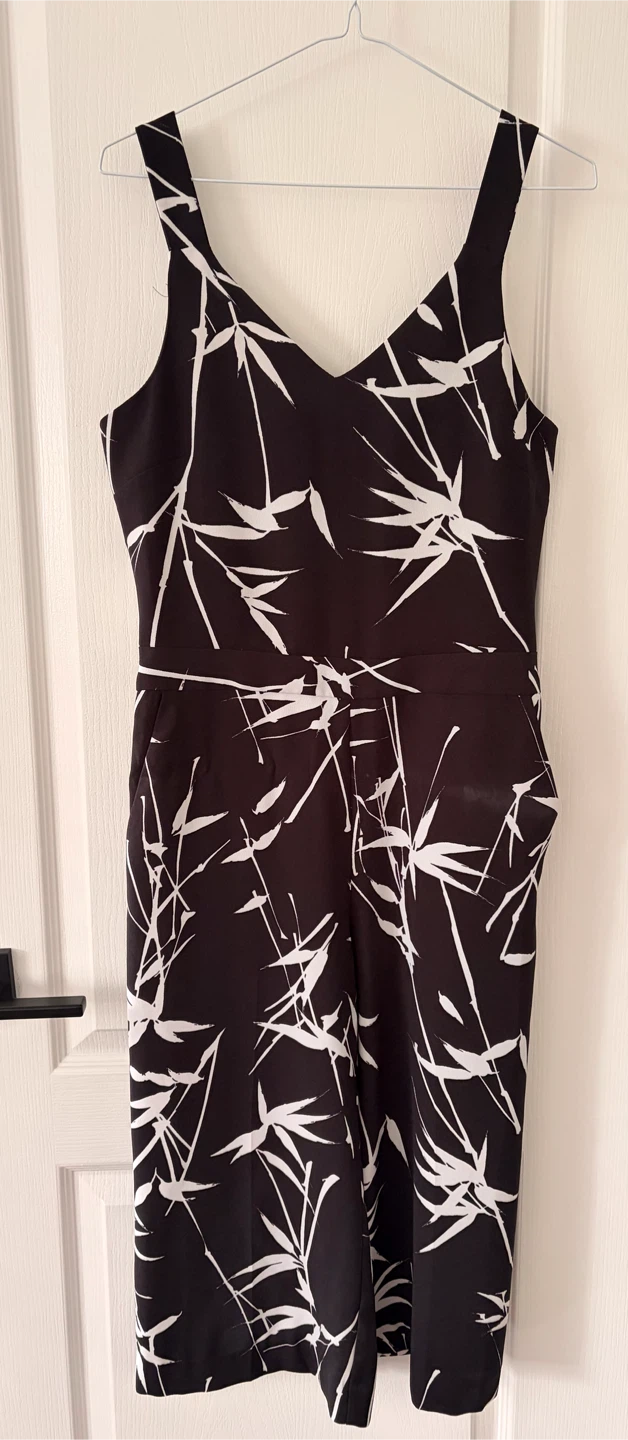 LIKE NEW womens Banana Republic Jumpsuit Size 4 - photo 2