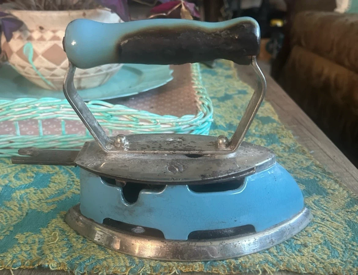 Antique Coleman 4A-Gas Iron