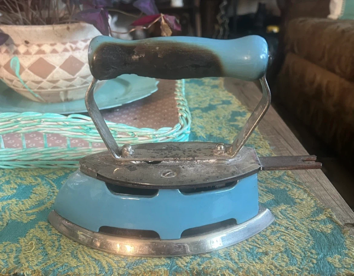 Antique Coleman 4A-Gas Iron - photo 2