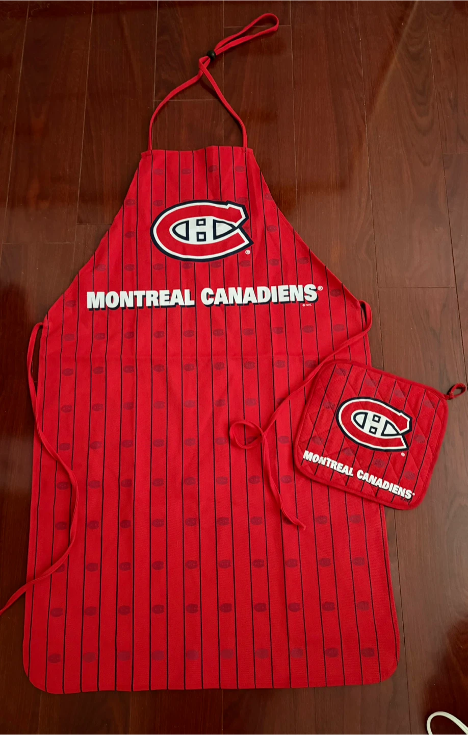 NHL apron and oven mitts like new