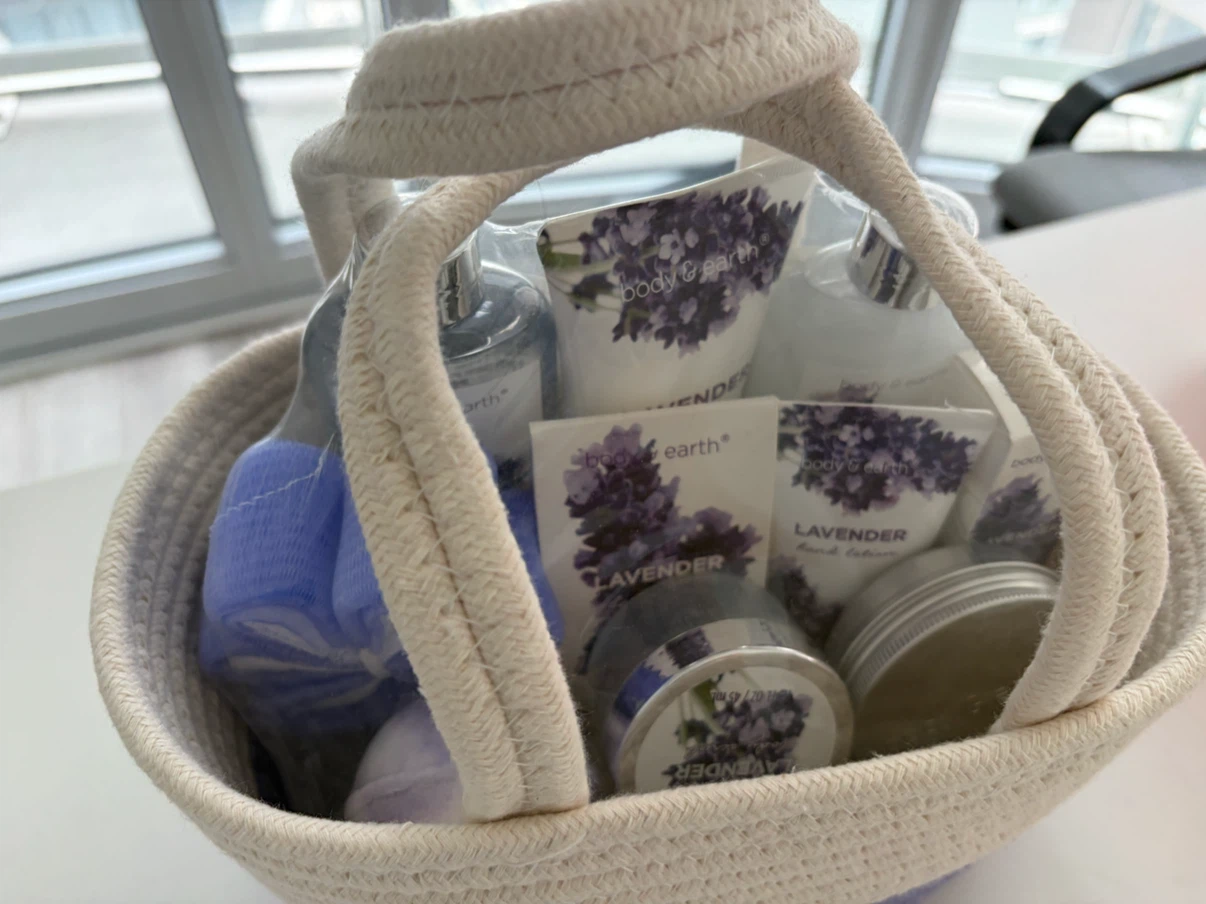 New - Body & Earth Lavender Bath Gift Basket - photo 2