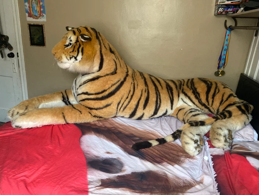 Large Plush Tiger Animal and a large bed and I got it for 400$ - photo 2