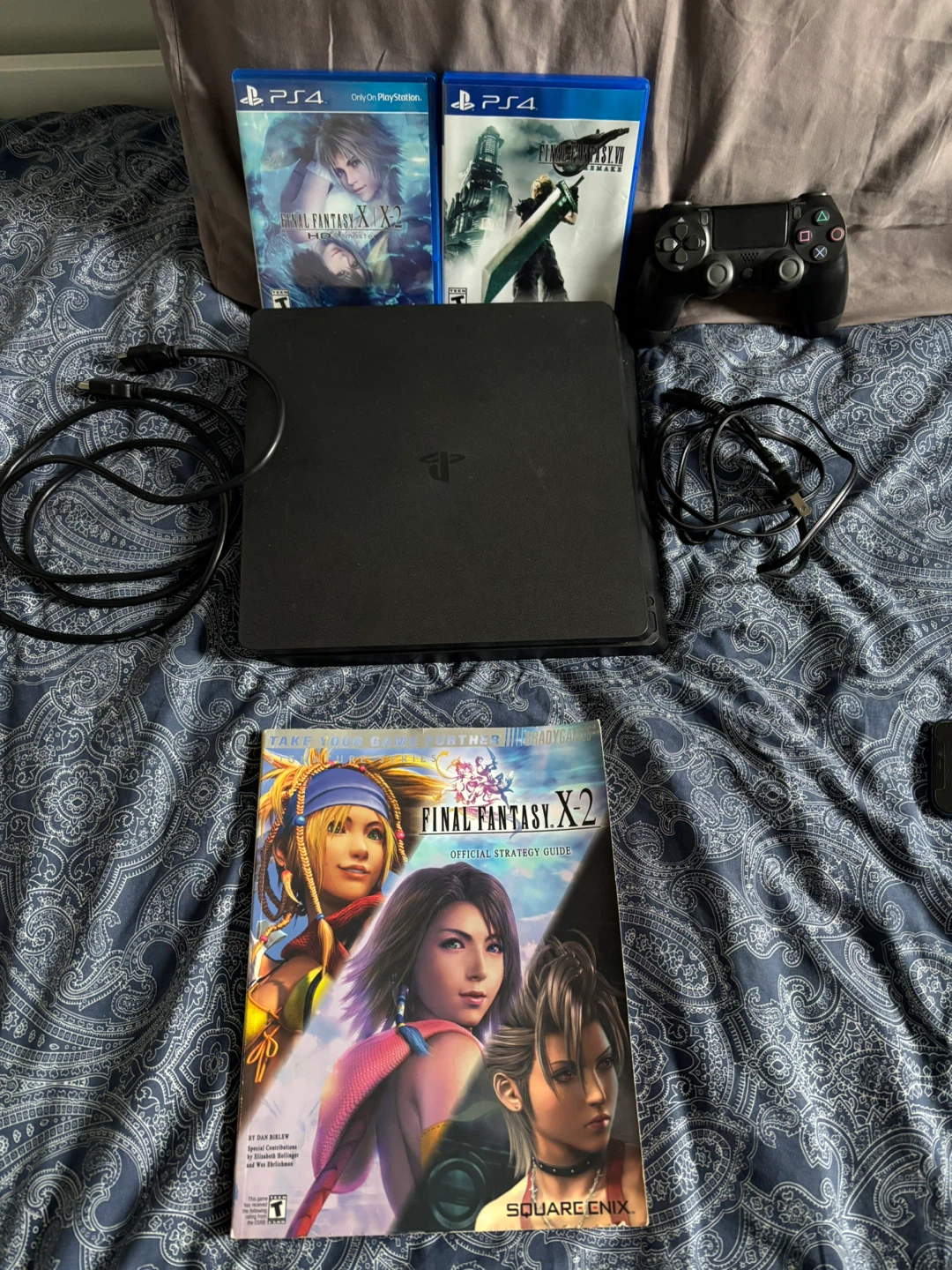 Ps4 slim 1tb with Final Fantasy full set Strategy Guide