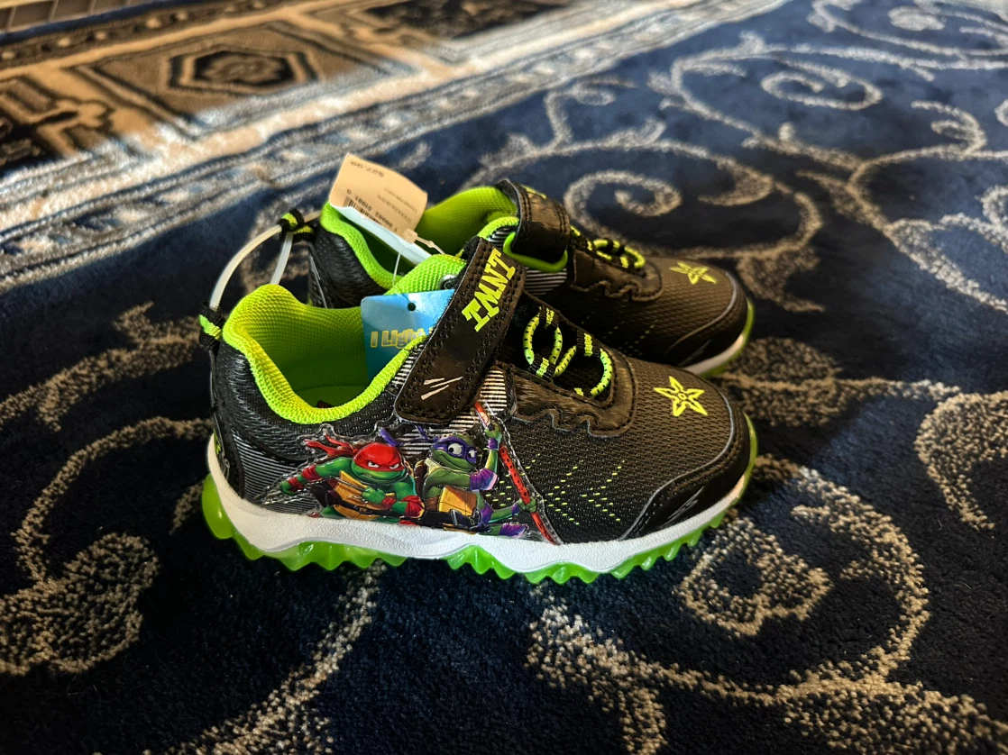 New light up toddler shoes (size toddler 10)