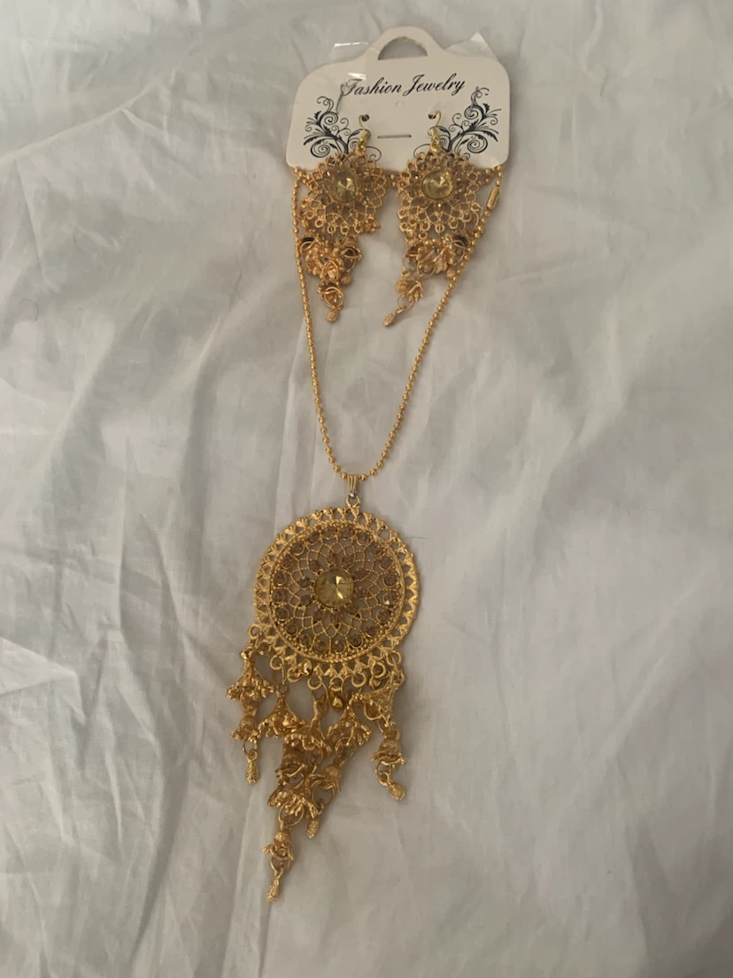 Gold Tone Fashion Jewelry Necklace and Earrings Set