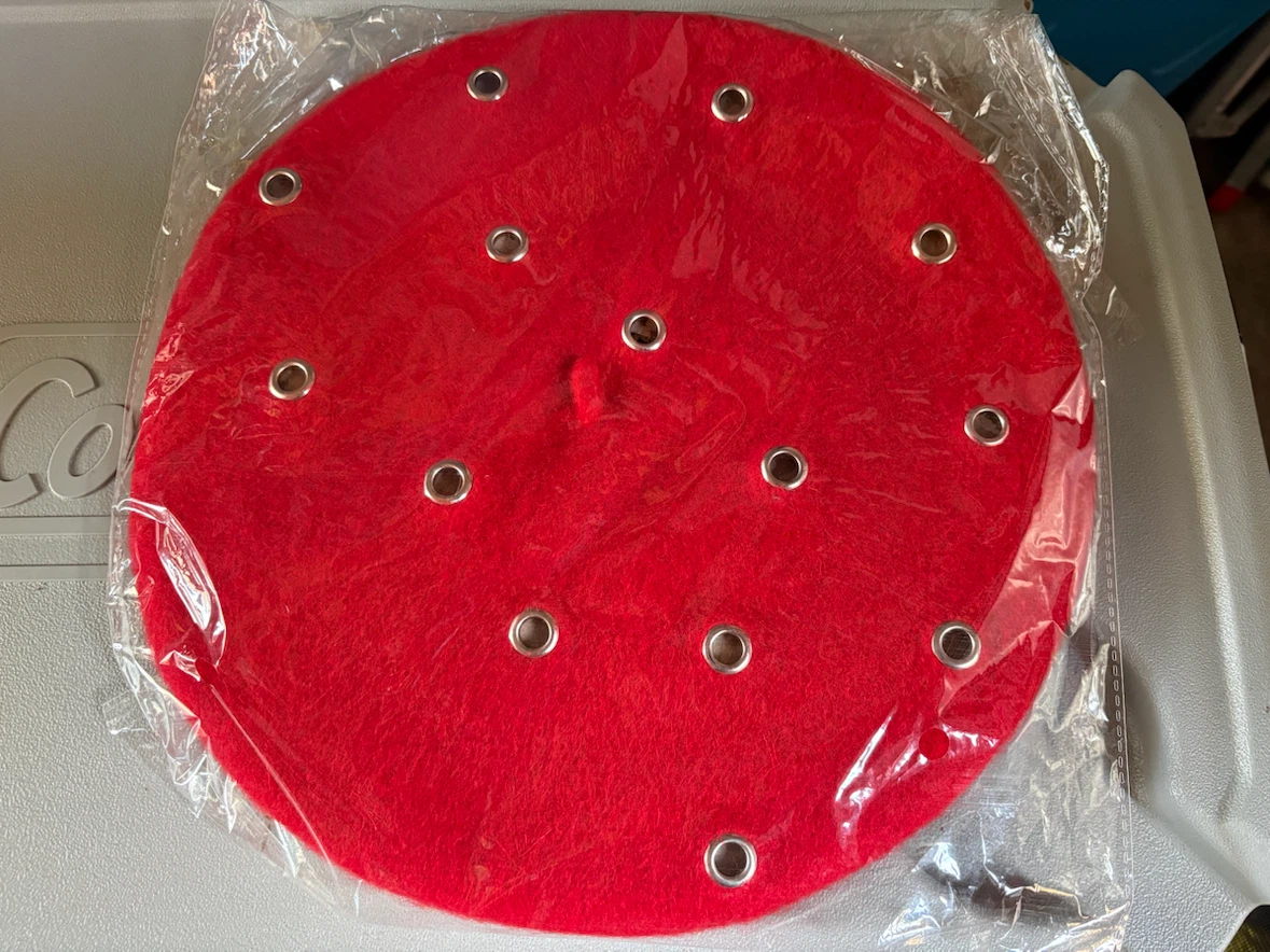Red or Black Beret with eyelets. - photo 2