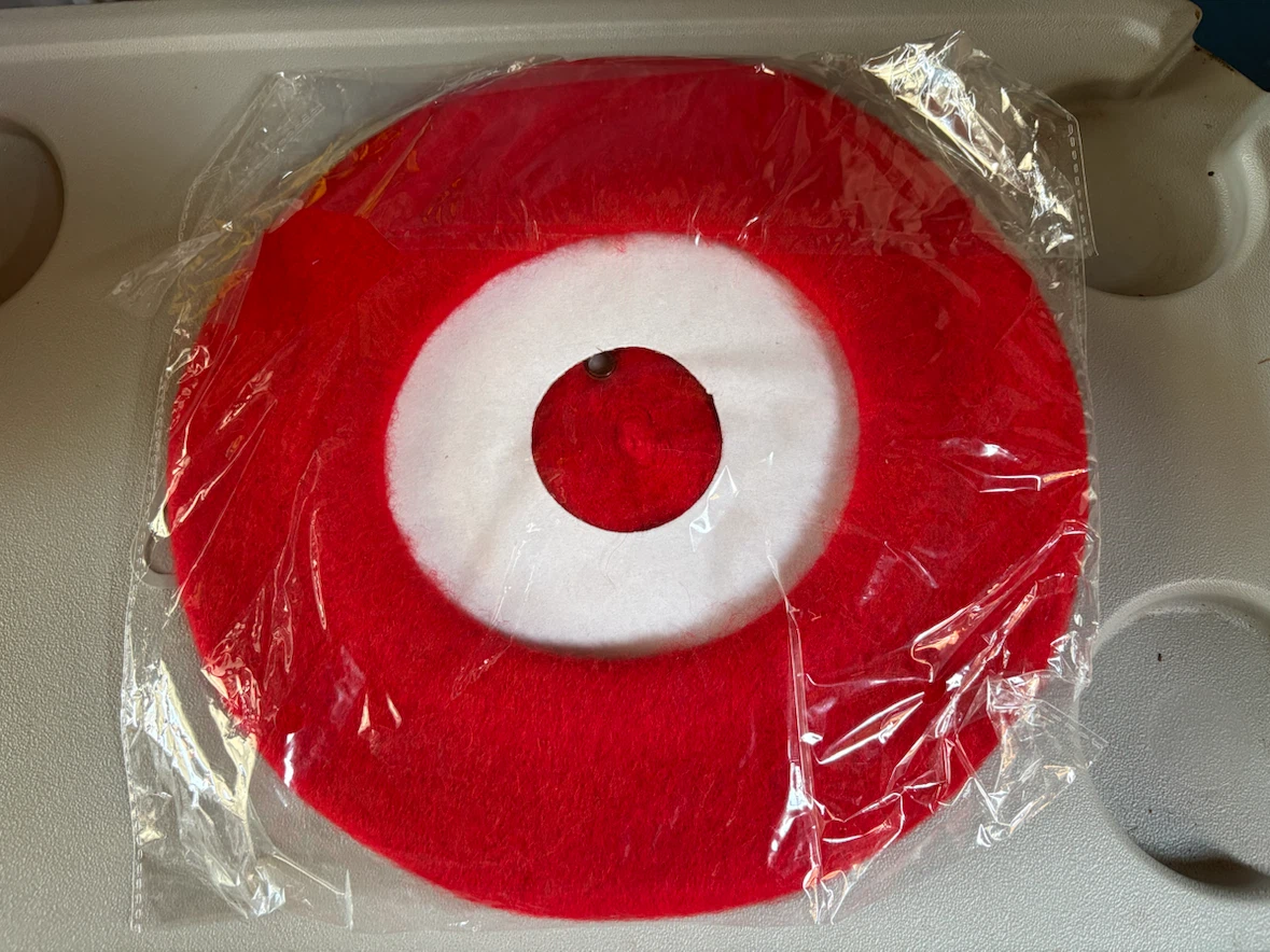 Red or Black Beret with eyelets. - photo 3
