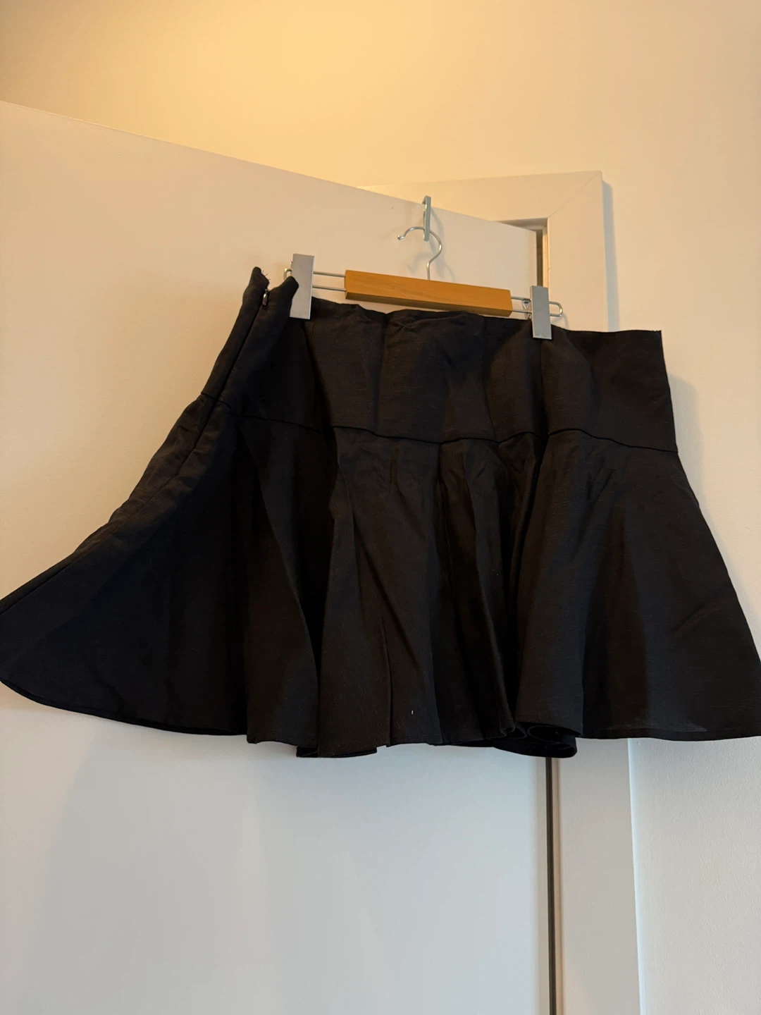 H&M Black Linen-Blend Pleated Mini Skirt – Size 18 – Never Worn