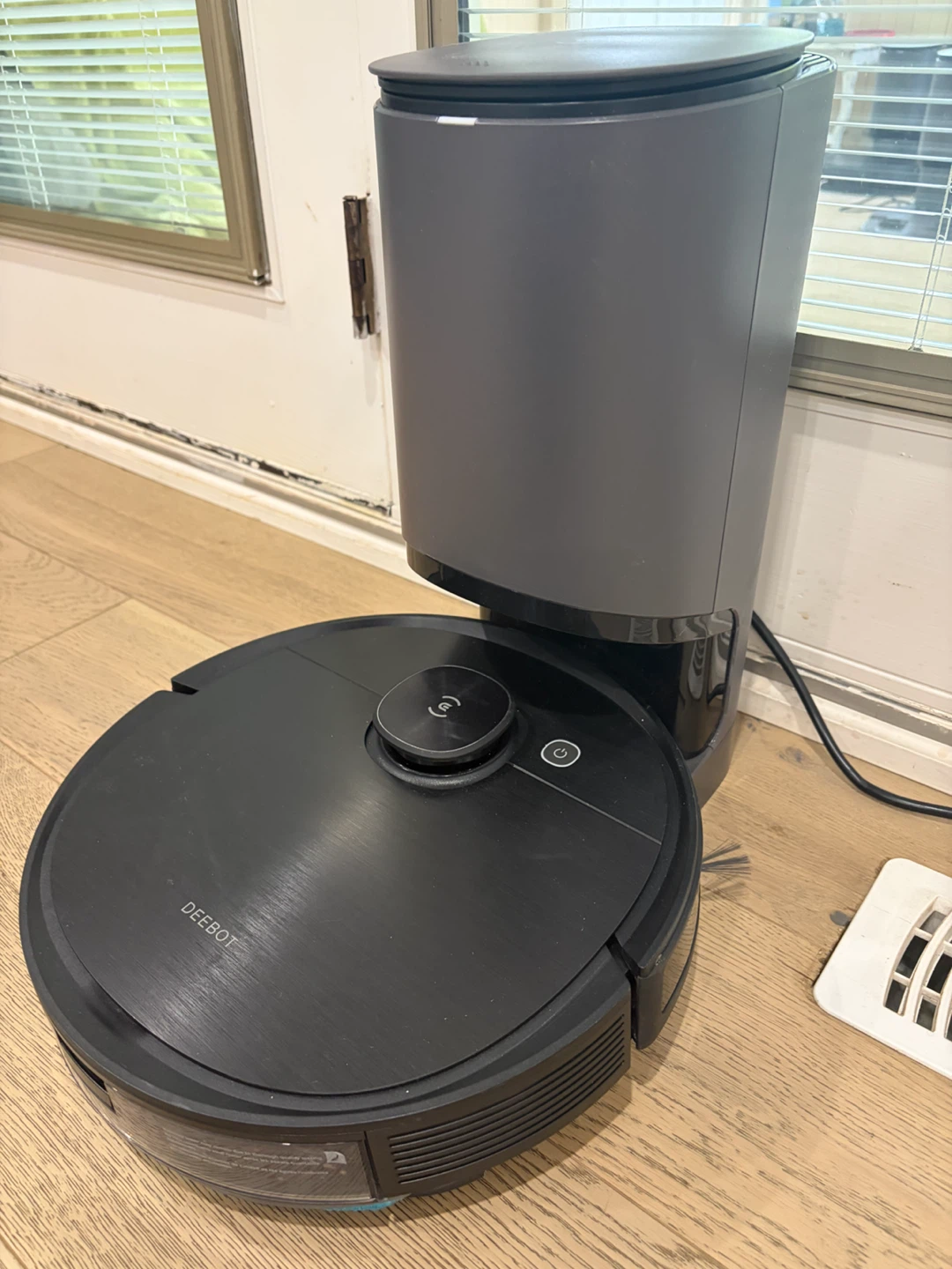 ECOVACS DEEBOT OZMO T8 AIVI Robot Vacuum & Mop - photo 2