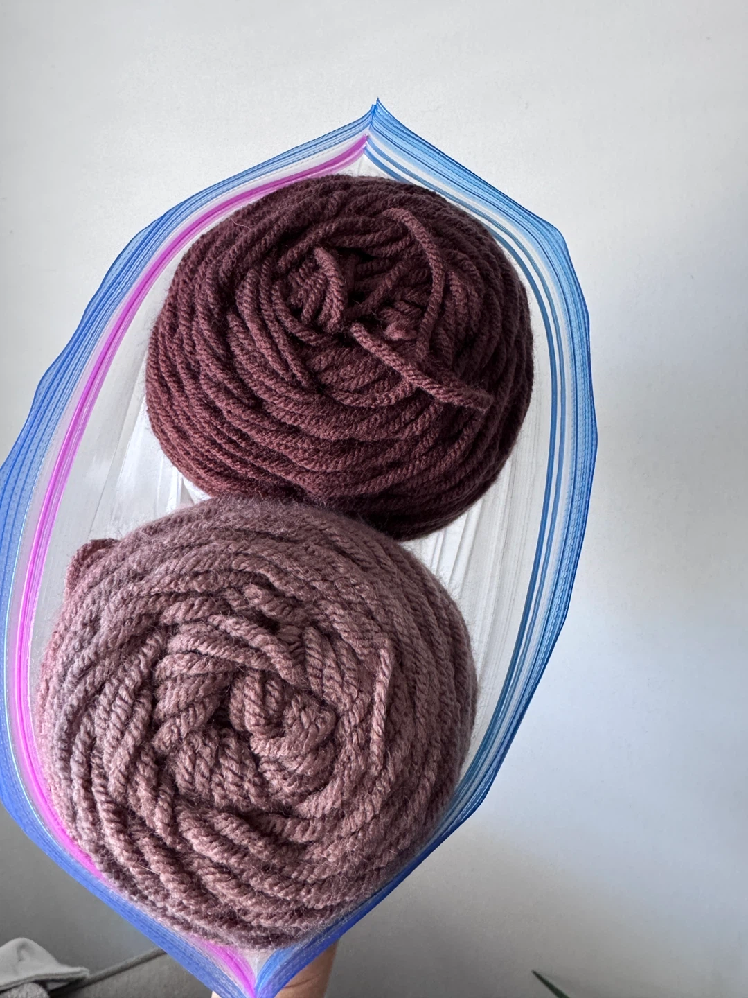 Acrylic Yarn - 4 skeins various colours - photo 2