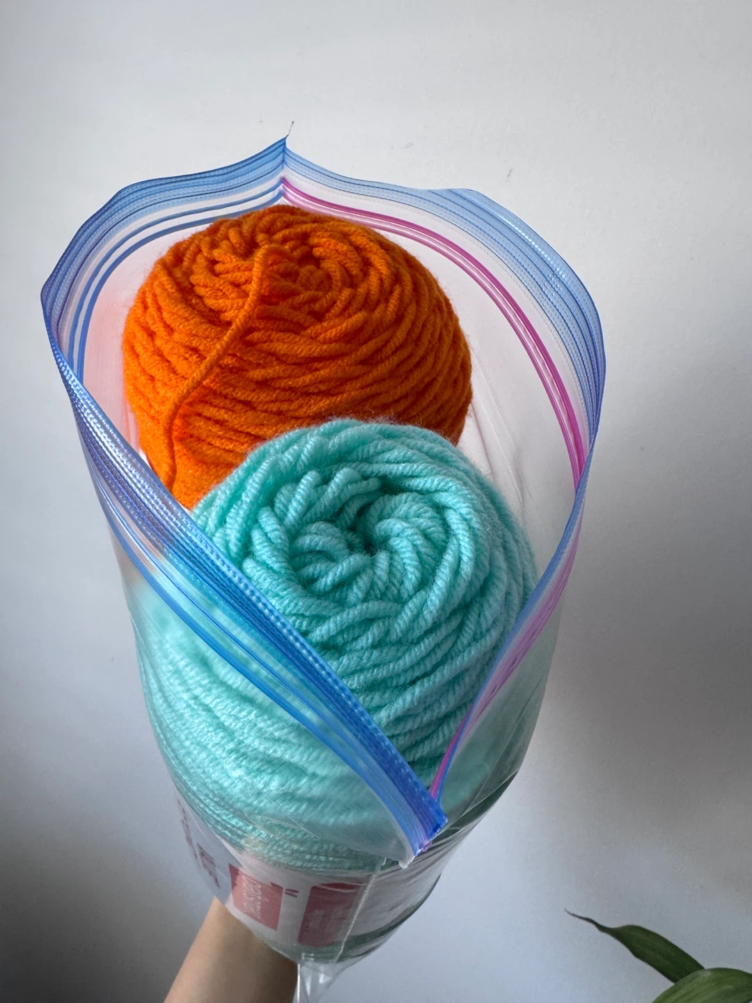Acrylic Yarn - 4 skeins various colours - photo 3