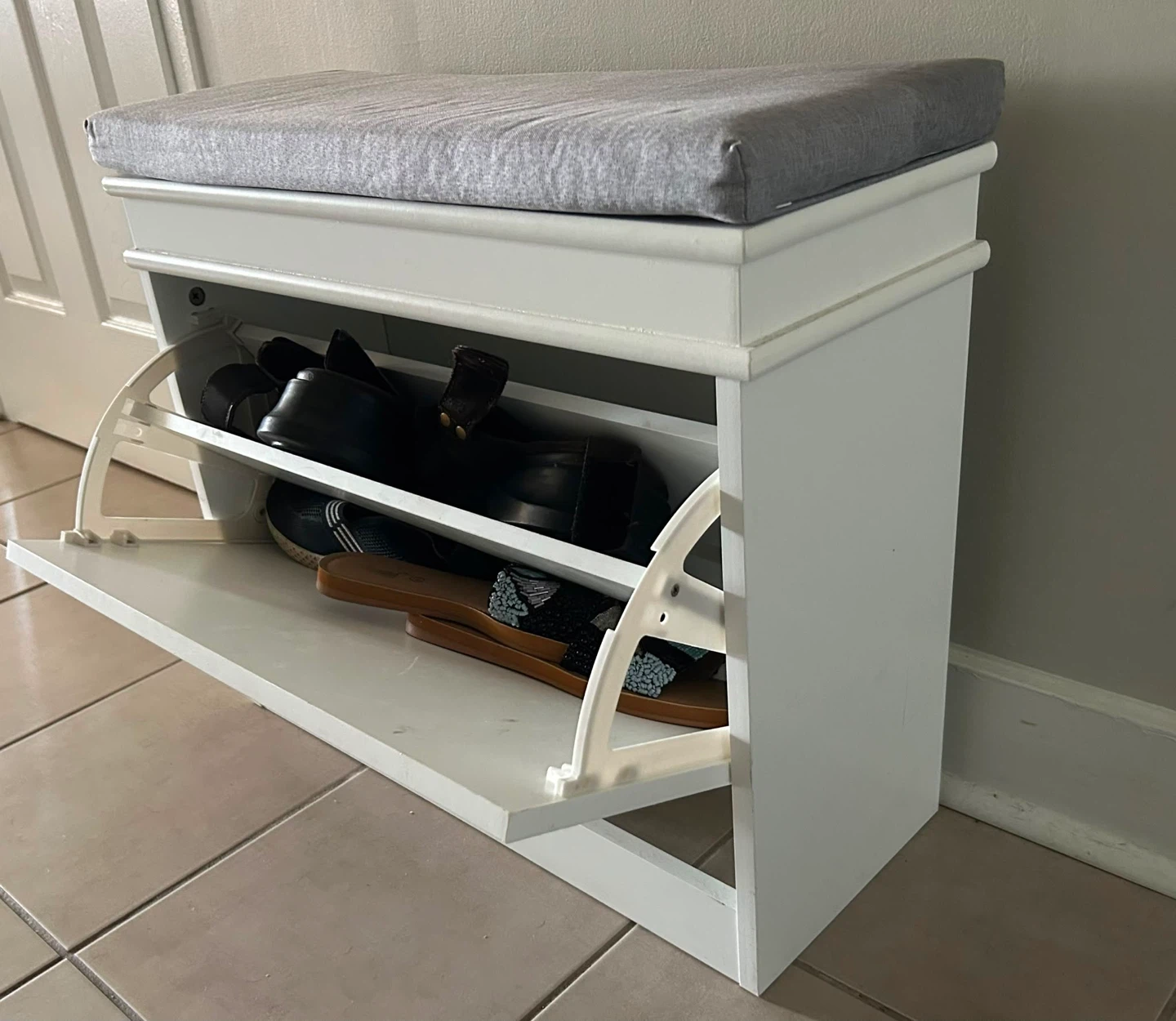 White Shoe Bench with Cushion for urgent sale - photo 2