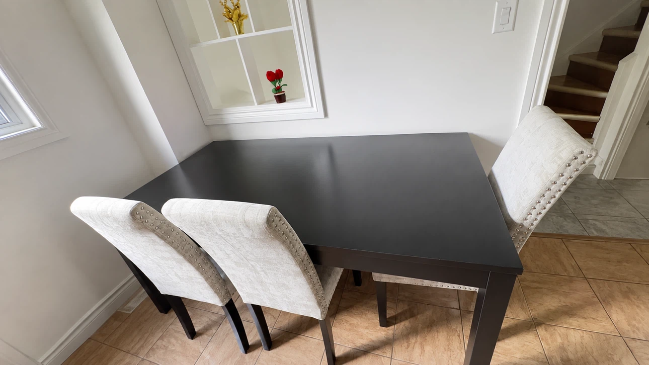 Expandable Dining Table + 4 Chairs – Excellent Condition