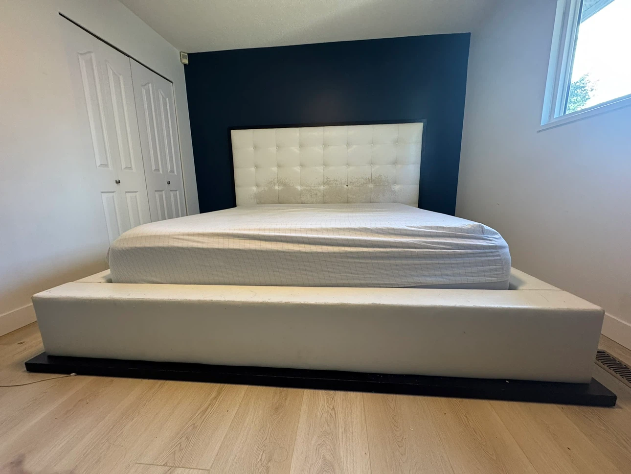 White Faux Leather Platform Bed Frame with Tufted Headboard - photo 3