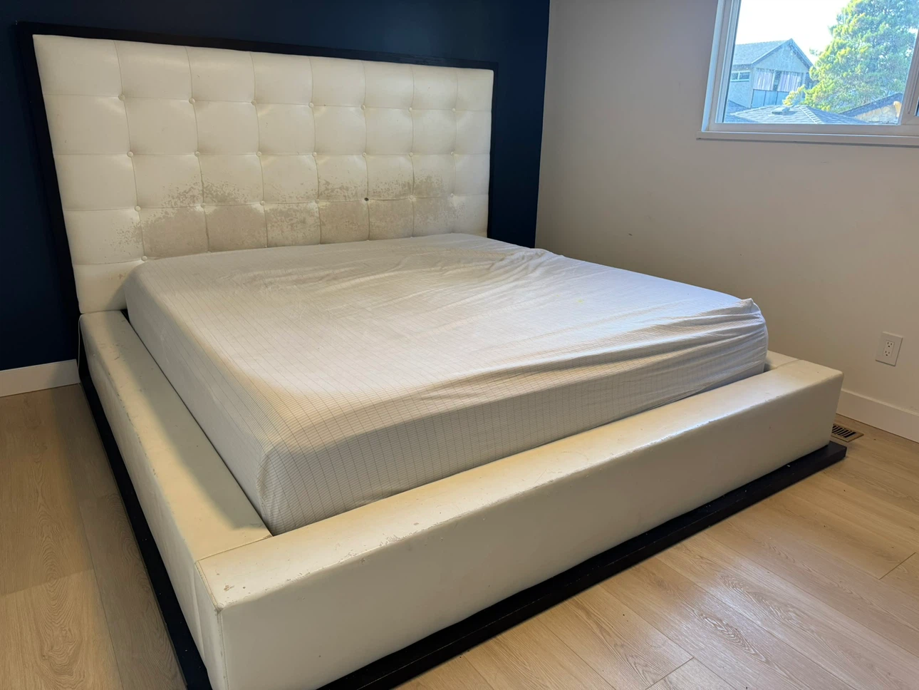 White Faux Leather Platform Bed Frame with Tufted Headboard - photo 4