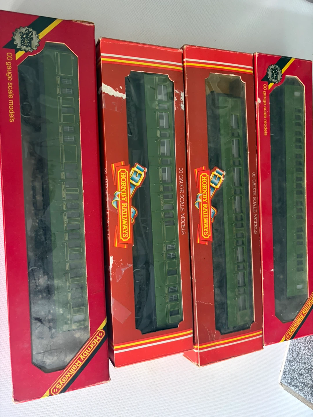 4 BR Hornby 00 scale model train coaches.