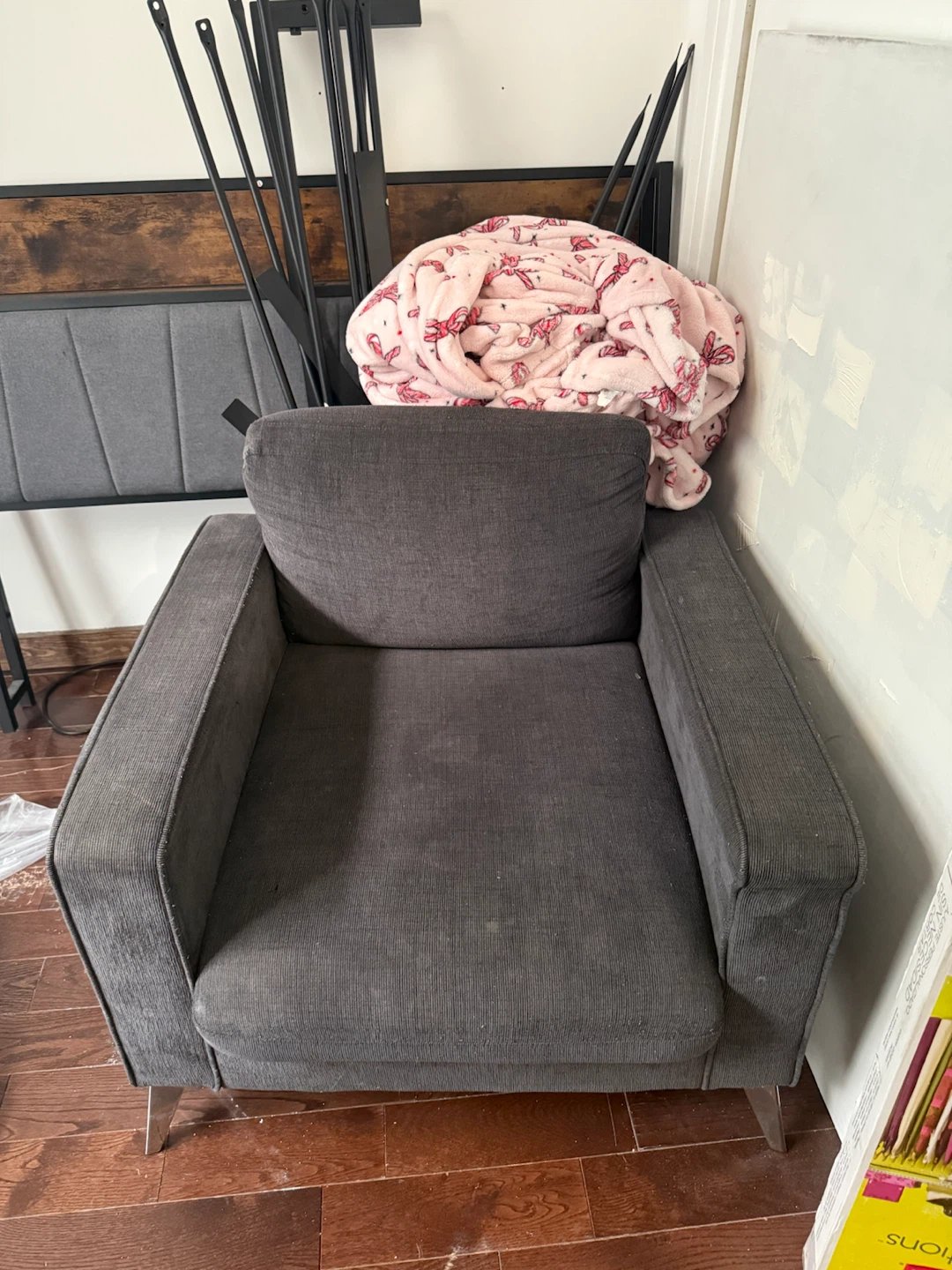 FREE LIGHT GREY LOUNGE CHAIR