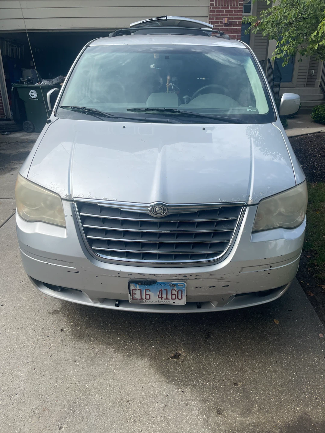 2009 Chrysler, Town & Country - photo 2