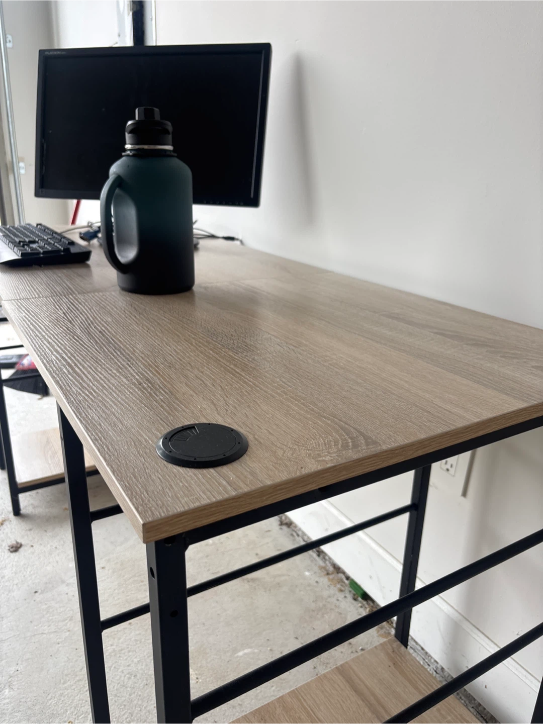 Desk - photo 2