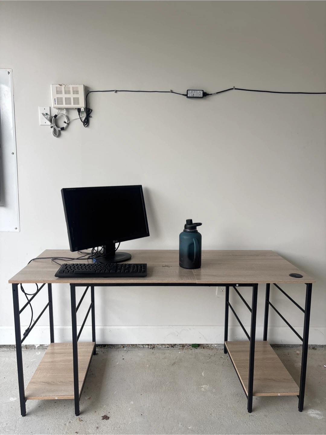 Desk - photo 3