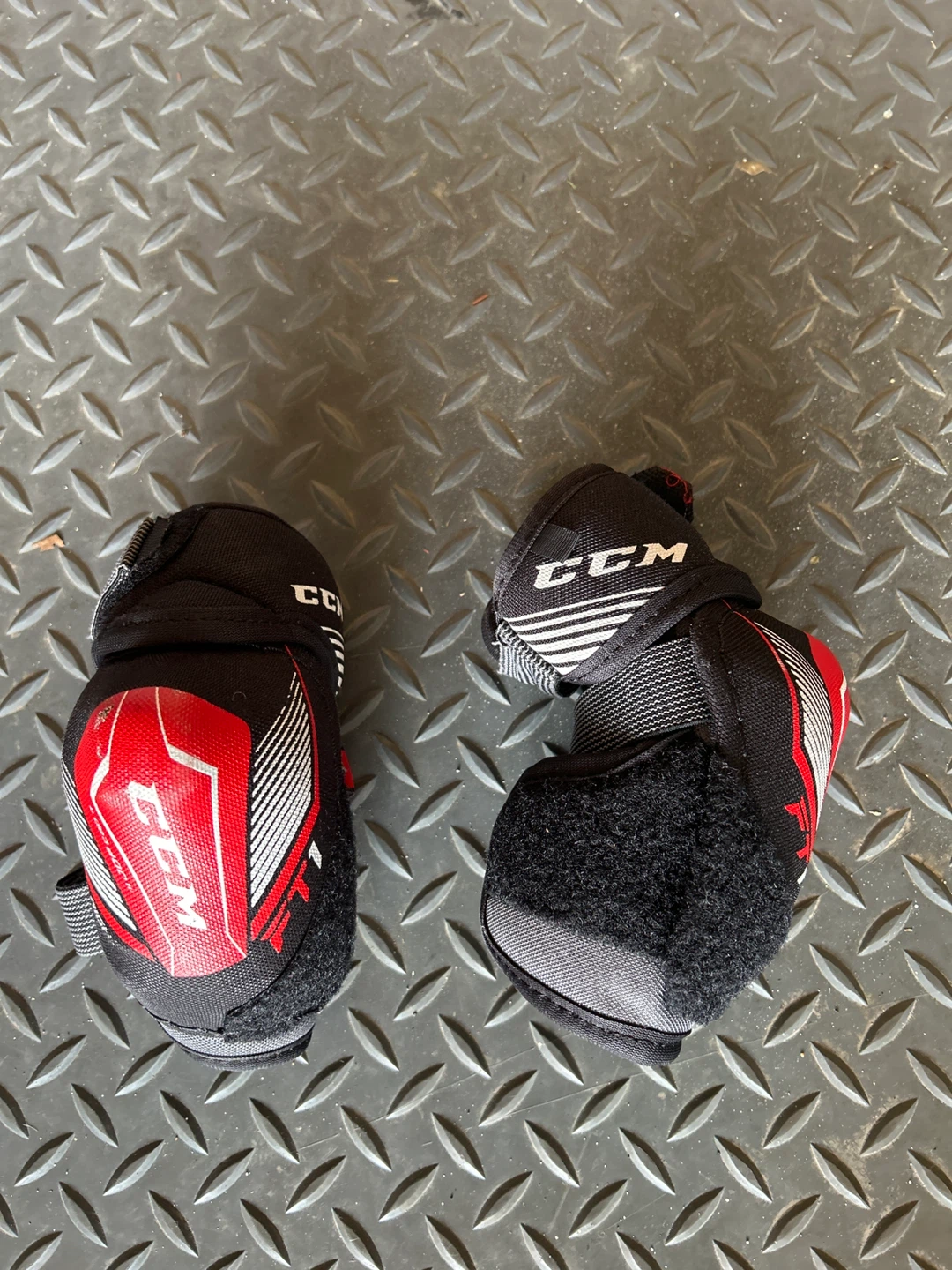 CCM Hockey Elbow Pads -youth med