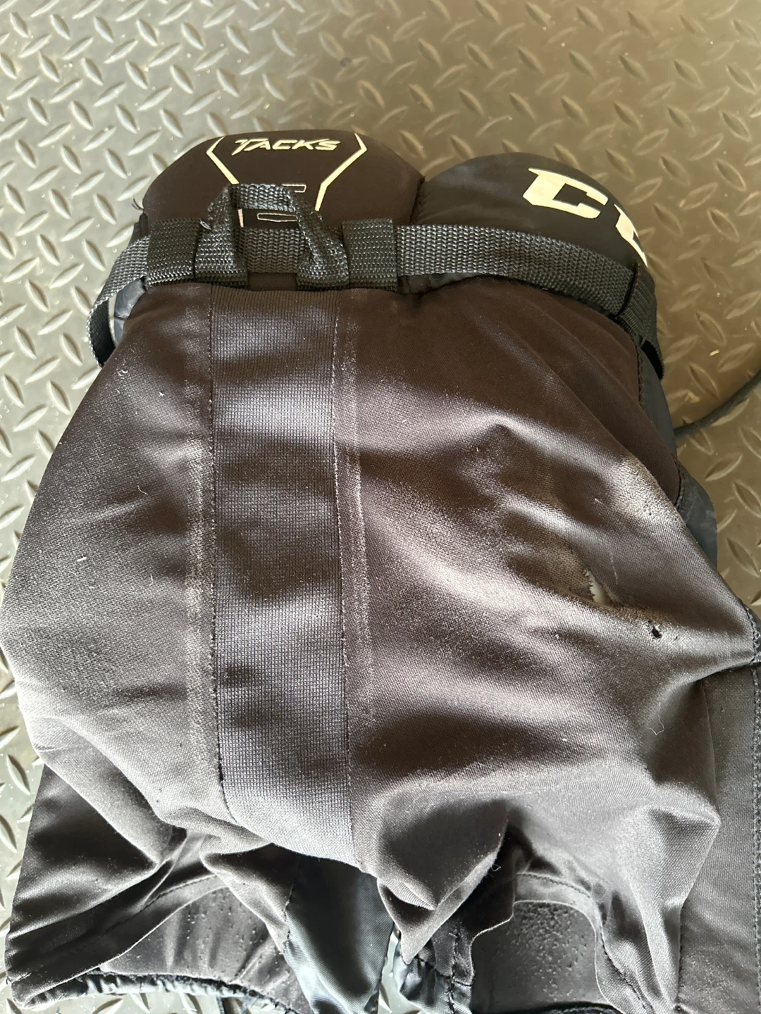 CCM Tacks Hockey Pants - youth Small - photo 3