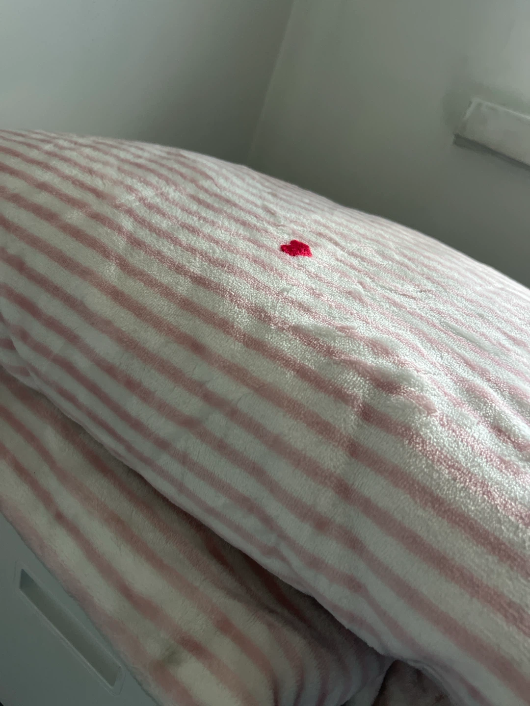 Kate spade- Pink and white striped blanket with small red heart - photo 2