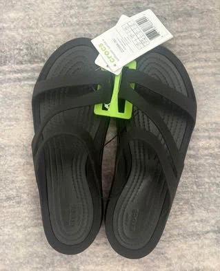 Crocs flip flops (New) (Size 7)