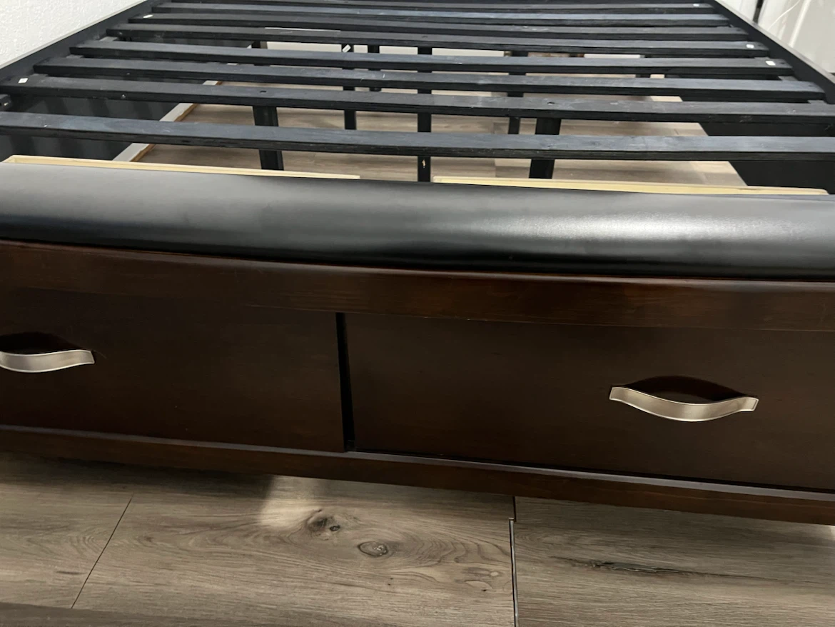 Queen size bed - photo 2