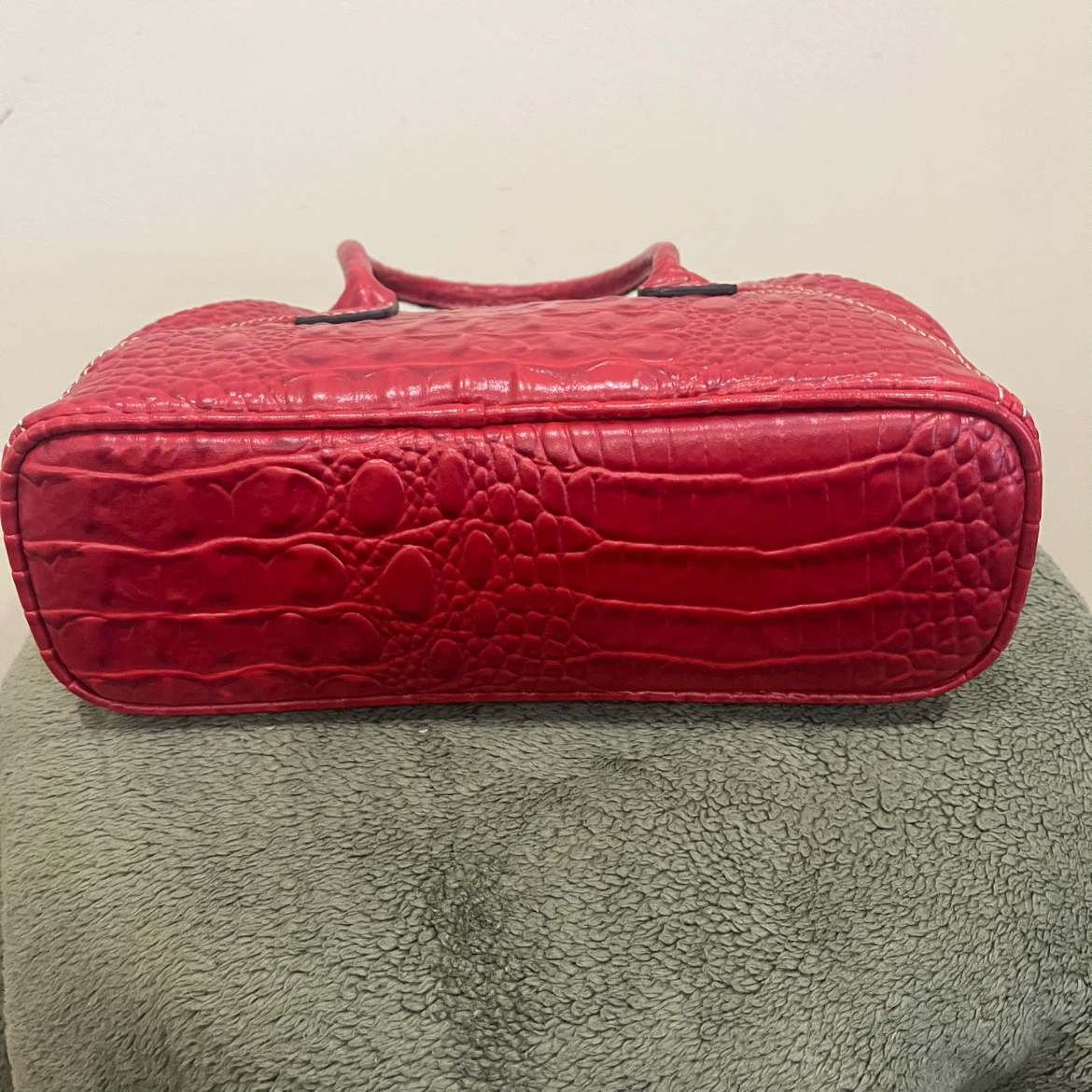 Red Croc Embossed Handbag by Crazy Horse - photo 4