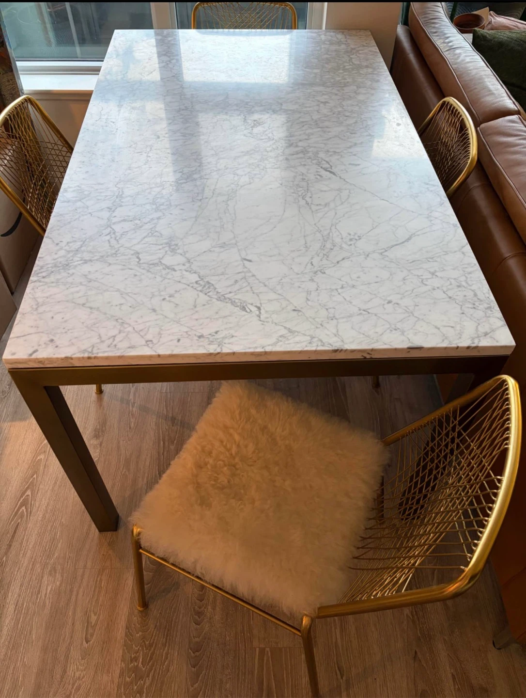Parsons white marble tabletop/brass base with brass chairs - photo 3