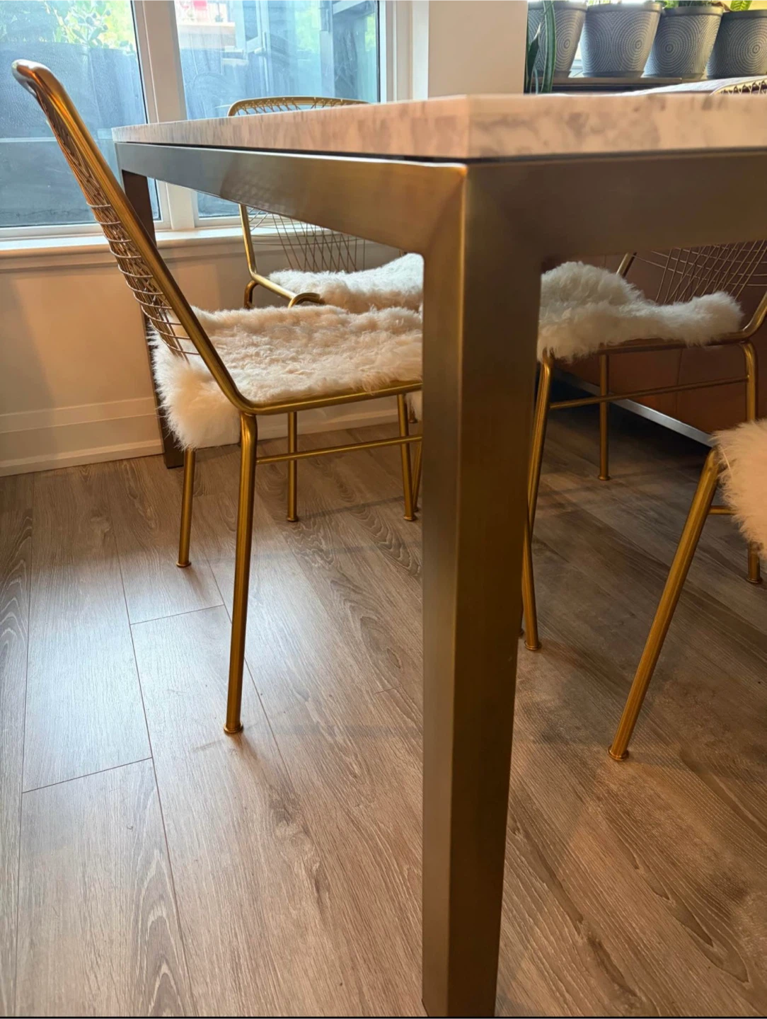 Parsons white marble tabletop/brass base with brass chairs - photo 5