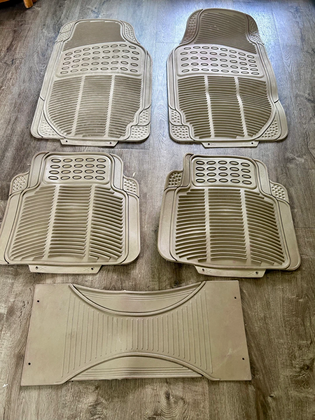 Universal car floor mats