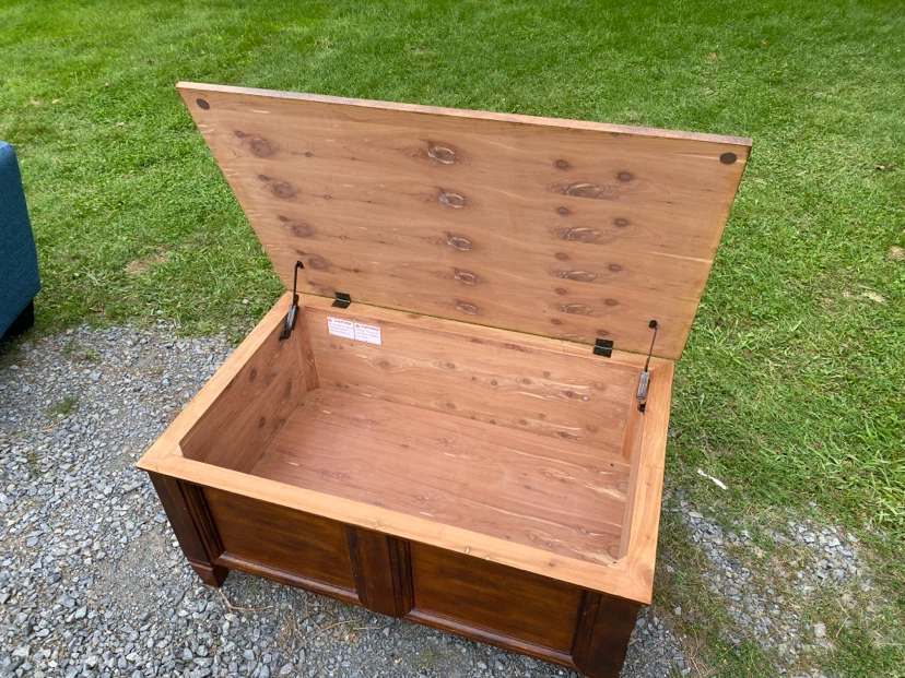 Ashley Furniture Solid Wood Storage Coffee Table (CAN DELIVER) - photo 3